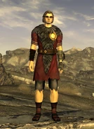 Mensajero equipado con la armadura de César.