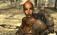 FO3 BethRaiderGunOutF.jpg (414 КБ) Главарь рейдеров в офисах Бетесды, женский персонаж