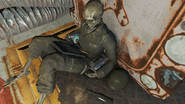 Скелет солдата, лежащий за ящиком
