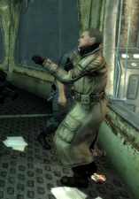 Col. Autumn injiziert sich eine merkwürdige Lösung, als James im Hintergrund zusammenbricht.