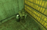 FO4 Beantown bear 2.png (1,5 МБ) Плюшевий ведмедик у фетровому капелюсі на пивоварні «Бінтауна»