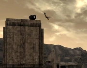 Йес-мэн скидывает генерала Оливера с дамбы