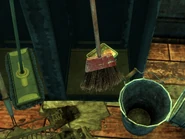 Una tartera detrás de algunas herramientas, y la última se encuentra en la misma sala de almacenamiento, en un escritorio.