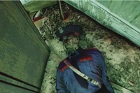 Cadavre de l'officier de police Samaritain à l'intérieur de l'église dans Flatwoods