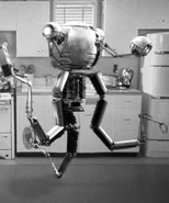 FO3 Trailer Mr.Handy.jpg (138 КБ) Мистер Помощник (Тип I) в рекламном ролике «Волт-Тек»