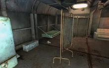 FO3 RC CJ tiny room.jpg (460 КБ) Койка Си-Джей и её ящик с игрушками в номере Янга