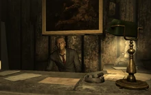 小喇叭在他的办公桌前