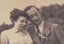 Anna en Pierre op een foto die anno 2014 in de serie te zien was. Door een fout in het scenario van die bewuste aflevering werd echter verkeerdelijk gesuggereerd dat het om een jeugdvriend van Anna ging en niet Pierre.