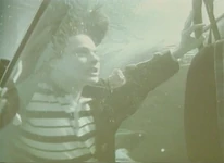 3. Auto in het kanaal