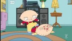 Evil Stewie torturando Stewie