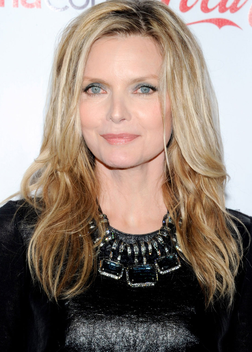 https://static.wikia.nocookie.net/fanfic/images/7/7a/MichellePfeiffer.jpg/revision/latest?cb=20150403045855