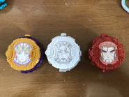 72398755 p0 master1200.jpg (823 KB) Finé Ridewatch, John Wayne Vercingetorix Ridewatch and Genjūrō Kazanari Ridewatch