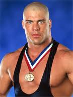 Kurt Angle esta preparado para unirse con Splendid y salvar a Giggles de una ola gigante