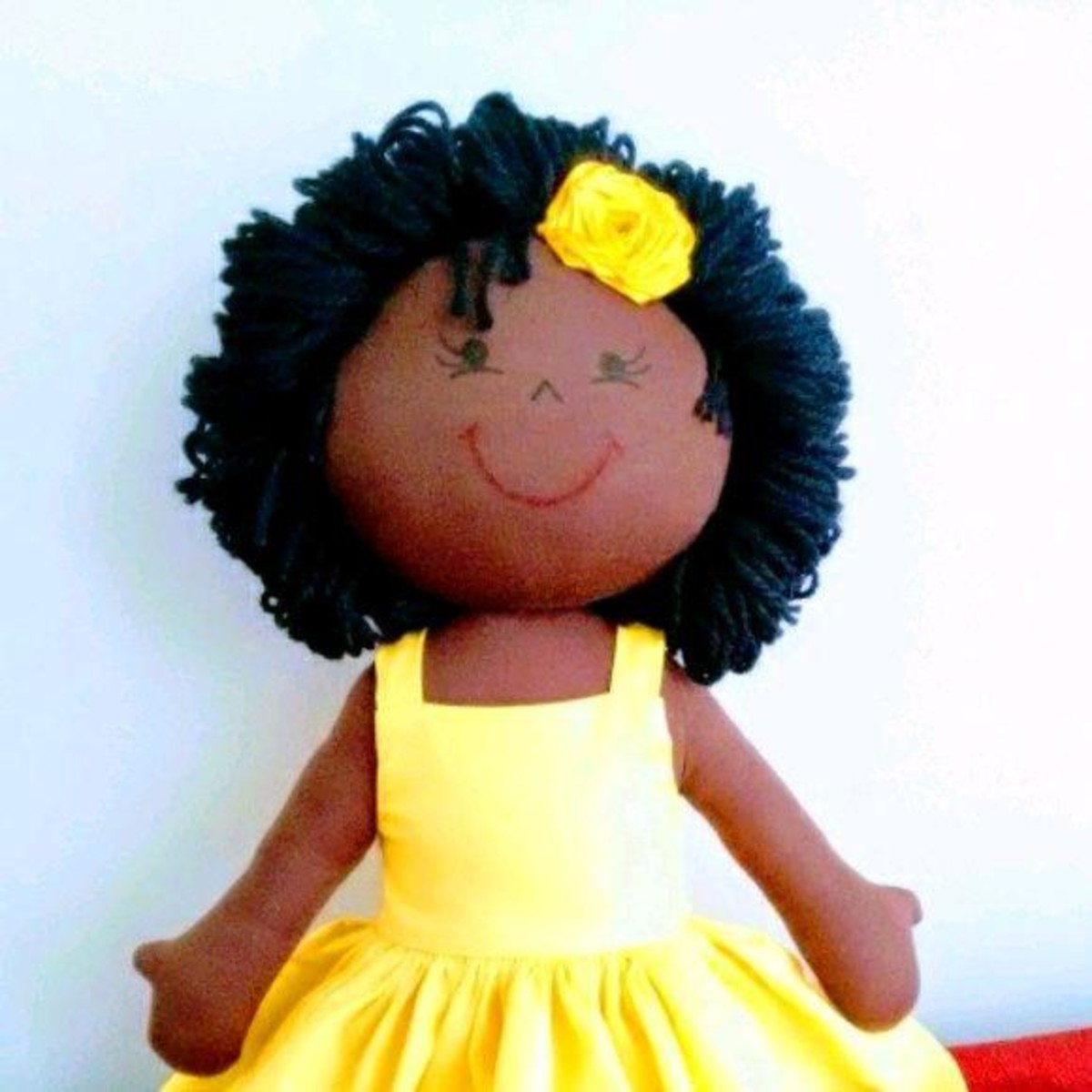 Uma boneca com um vestido preto que diz menina negra nele