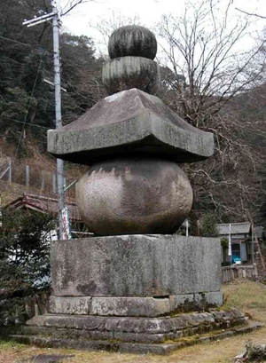 Gorintō, representação japonesa dos cinco elementos (de baixo para cima: terra, água, fogo, ar e vazio)