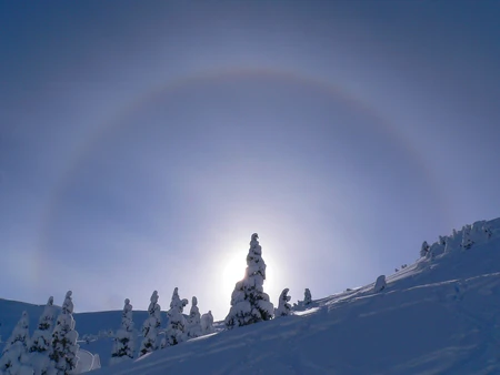 Halo solar em forma de olho perto de Juneau, Alasca - Hipérion está associado à idéia de luz, leste e visão