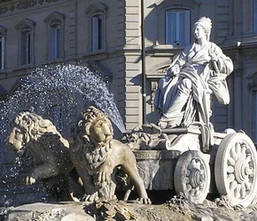 Fonte de Cibele, na Plaza de Cibeles, Madrid, esculpida por Gutiérrez Arribas (deusa e carruagem), Robert Michel (leões) e Miguel Ximénez (adornos) (1780-1792)