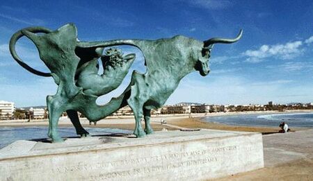 Pasífae, de Òscar Estruga (1996), escultura em Vilanova i la Geltrú, perto de Barcelona, Espanha, realizada com três toneladas de cobre