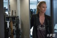 Detrás de cámaras con Charlize Theron como la villana Cipher[1]