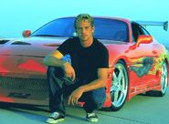 Paul Walker posando delante del Toyota Supra MK IV 1994