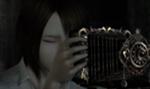 Madoka usando la Cámara Oscura en Fatal Frame IV