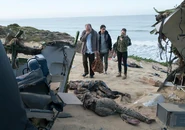 Fear-the-walking-dead-episode-203-alicia-debnam-carey-2-935.jpg (116 KB) Alicia comes accross the wreck of Flight 462
