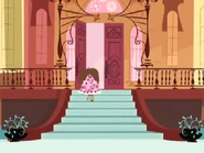 Mac is using fresh-from-the-oven cupcakes to lure the friends back in the house.