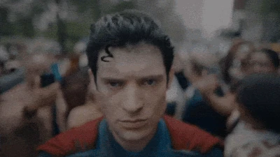  es capaz de aprovechar su posición social, pudiendo investigar ampliamente sobre el mensaje de los padres de Superman y revelar su verdadero significado