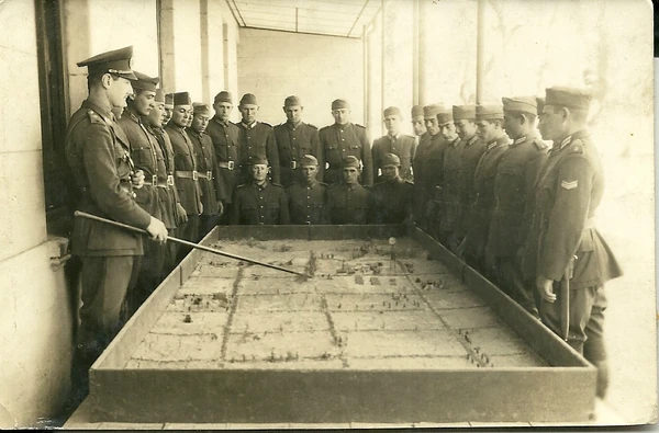 Los militares trazan planes y forman estrategias para poder salir victoriosos en el campo de batalla.