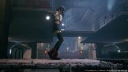 Tifa crossing a gap in the sewers from FFVII Remake