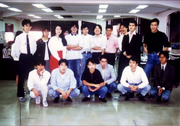 O time de desenvolvimento de FFIII em 1989; Sakaguchi está à extrema direita em pé atrás de Koichi Ishii.
