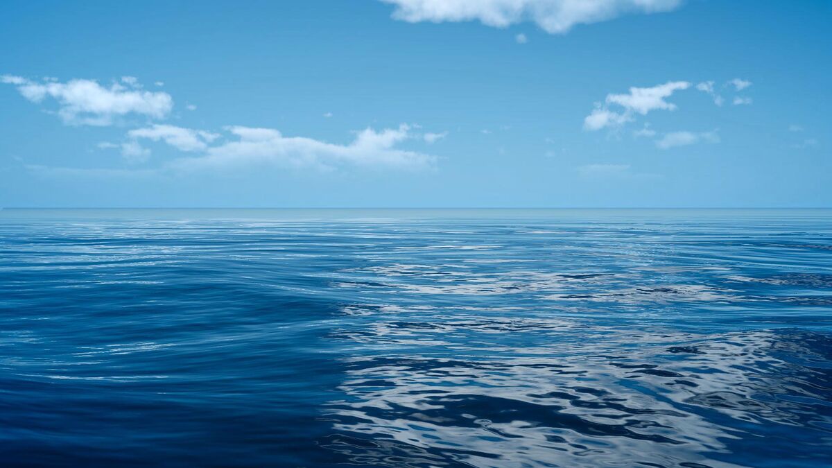 Океан омываемый с юга. Прозрачное море. Водная гладь океан акула. Океан разновидность окружения. Водная гладь в разрезе фото.