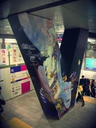 FFV iOS Commercial.jpg (75 kB) Pilares em forma de V na estação de Shinjuku foram decorados com artes de Final Fantasy para promover a versão iOS de Final Fantasy V.