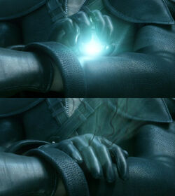 Kadaj-absorbing-a-Materia-FFVIIAC.jpg