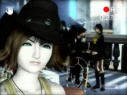 Selphie trägt während der Feier Irvines Hut.