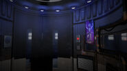 Скриншот с изображением отражения плаката с Цирковой Бейби в Лифте, в Steam