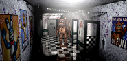 Withered Freddy nel corridoio principale, illuminato e saturato per chiarezza.
