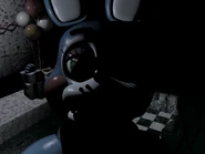 Toy Bonnie fissa direttamente nella telecamera con le luci spente.