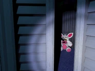 Un peluche di Mangle seduto nell'armadio.