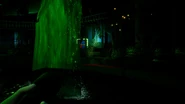 Una cascata verdastra situata all'interno del Monty's Gator Golf
