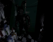 Springtrap su CAM 08, 1a posizione, luci spente.
