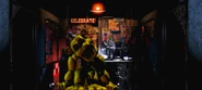 Golden Freddy in ufficio, illuminato.