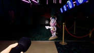 Un CD fluttuante vicino al ritaglio del pirata Helpy.