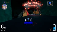 Balloon Boy guida vicino al cartello su The Sinkhole.