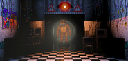 Withered Freddy nel corridoio che si avvicina all'ufficio, illuminato e saturato per chiarezza.