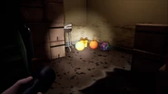 BonnieBowlBalls.jpg (146 KB) La scatola di Monty dorato circondata da palle da bowling.