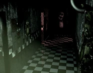Springtrap su CAM 02, 2a posizione, luci spente.