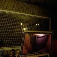 Springtrap fuori dalla finestra dell'ufficio.