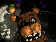 Withered Freddy nella telecamera della Stanza delle Feste 3, illuminato e saturato per chiarezza.