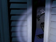 Nightmare Mangle in piedi nell'armadio.